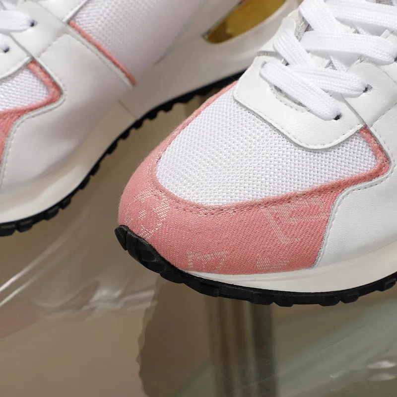 👟👟Ex-factory price 400👟👟 Men's size +10 Couple style, 2019 spring and summer new LOUIS VUITTON The same style of casual sports shoes is launched on Louis Vuitton's official website. Fabric: imported cowhide/cow velvet/breathable mesh, (imported mesh with silicone LV logo), rubber combination outsole, 2cm behind the sole, built-in 0.5cm comfortable feet, size 35-41 for women, 39-46 for men, welcome new and old customers to repost pictures for sale